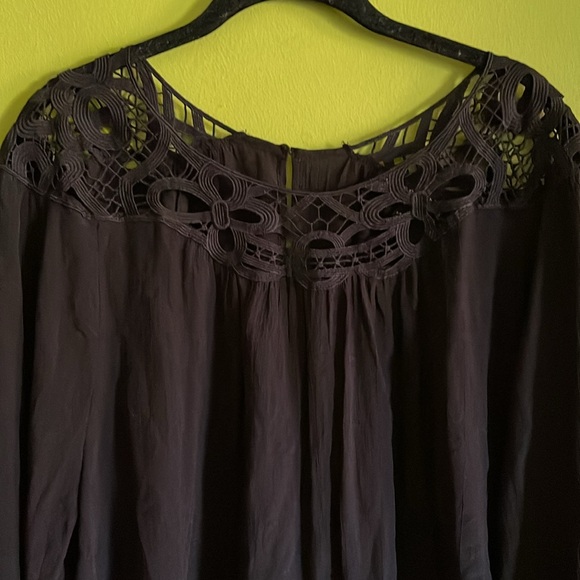 Lane Bryant Black Flowy Tunic Top Blouse With Lace Shoulders & Neck Size 14/16 - Picture 2 of 5
